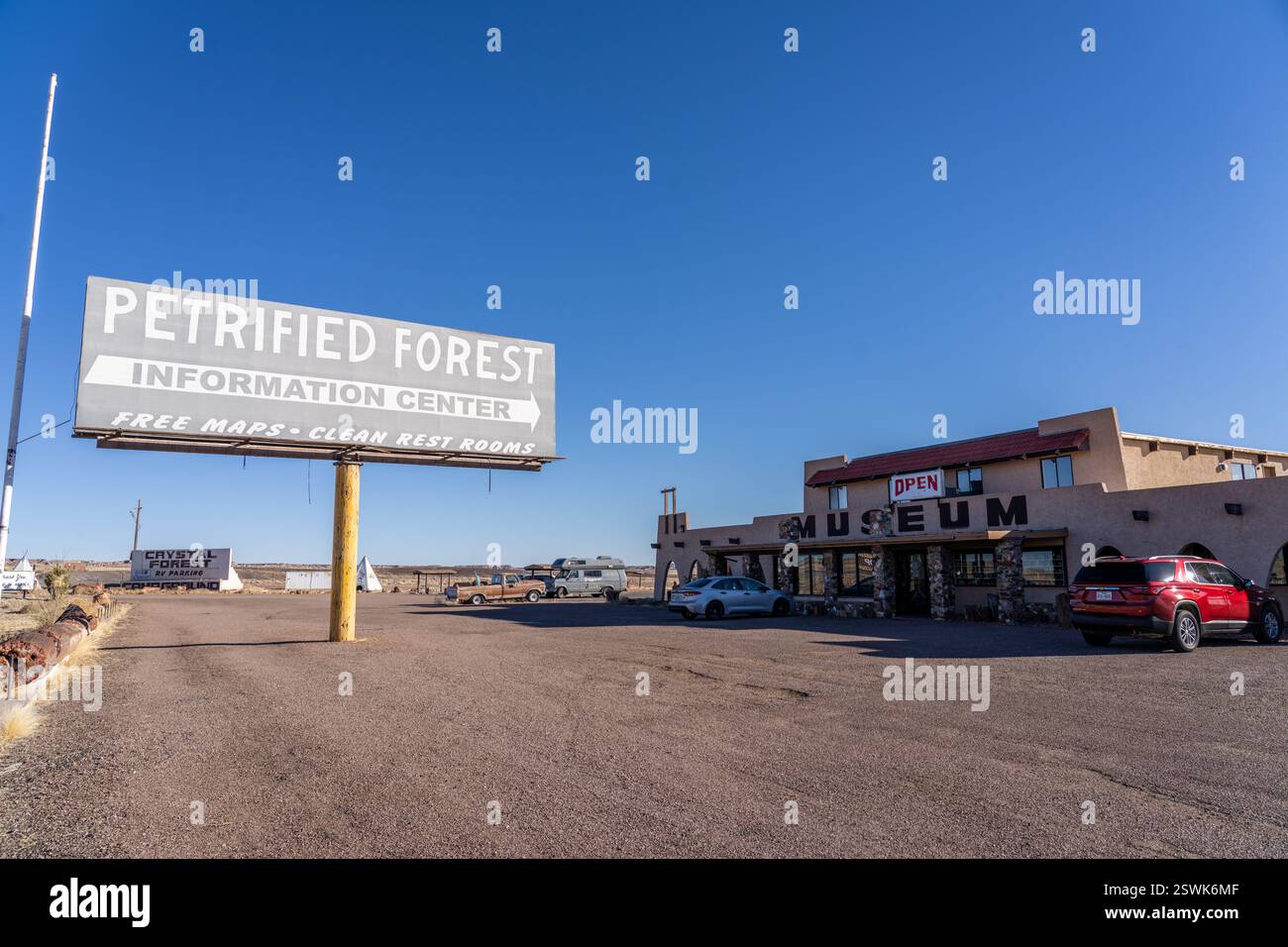 Versteinerte Wälder-Nationalpark Arizona - 9. Dezember 2024: Großes Schild für das versteinerte Wald-Nationalpark-Informationszentrum und Museum Gift Shop Stockfoto