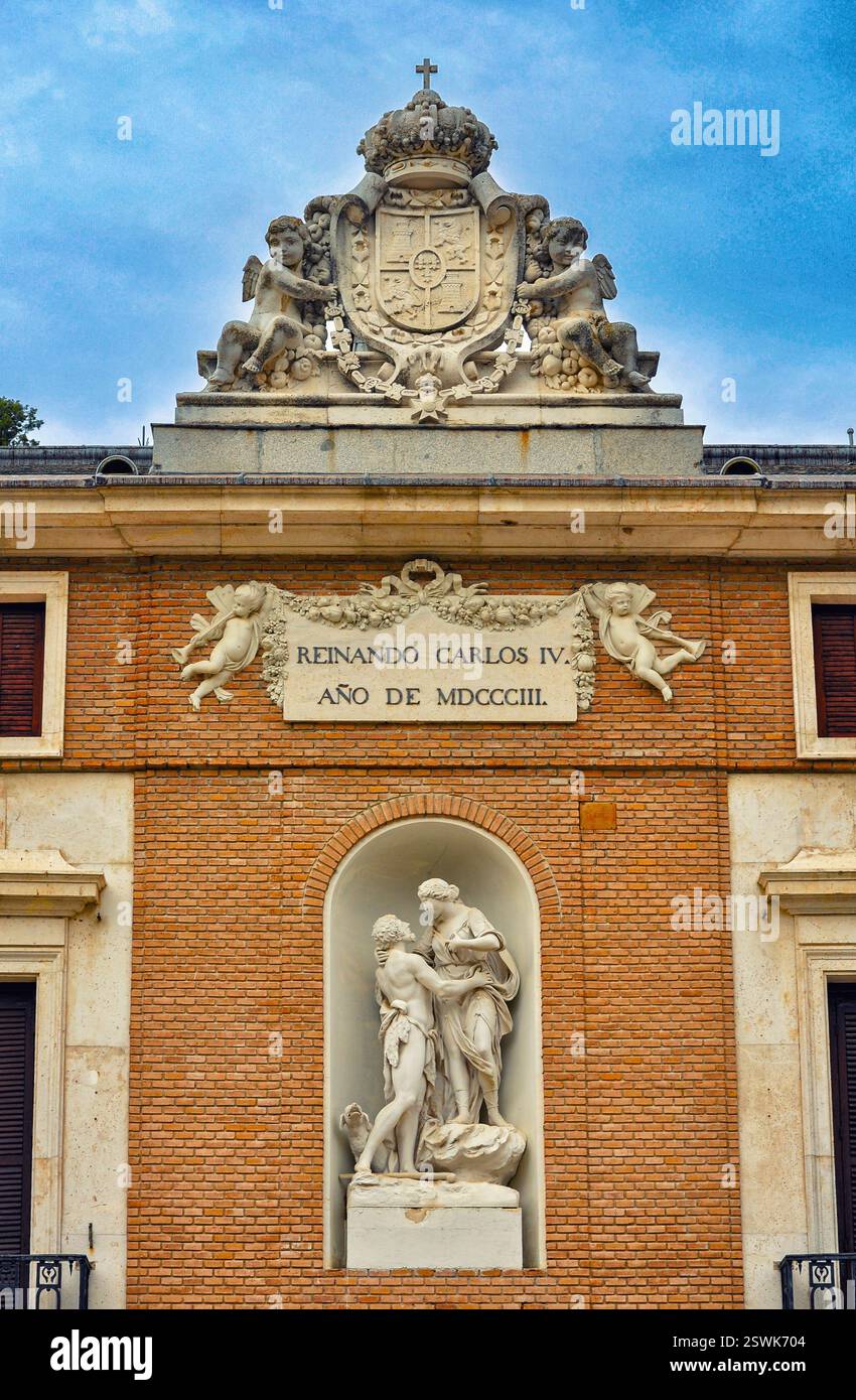 Eleganz und Pracht: Die neoklassizistische Pracht der Casa del Labrador, Aranjuez. Detail der Fassade mit Datum in römischen Zahlen Stockfoto