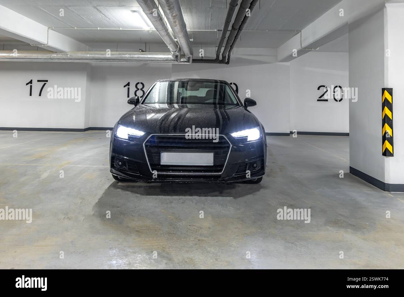 Schwarze Limousine, Luxuslimousine in der Tiefgarage, Autowachs, Farbkorrektur a4 b9 Stockfoto