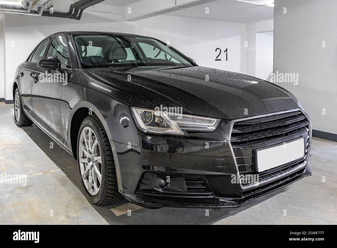 Schwarze Limousine, Luxuslimousine in der Tiefgarage, Autowachs, Farbkorrektur a4 b9 Stockfoto