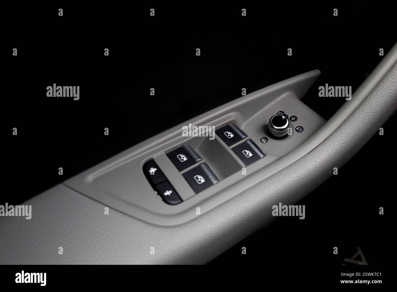 Schwarzer Limousinen-Innenraum, erstklassige Fahrzeugausstattung, elektrische Fensterheber, Zusatzausstattung, a4 b9 Stockfoto