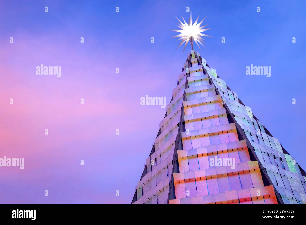 Moderner Weihnachtsbaum in der Abenddämmerung, San Diego, Kalifornien Stockfoto