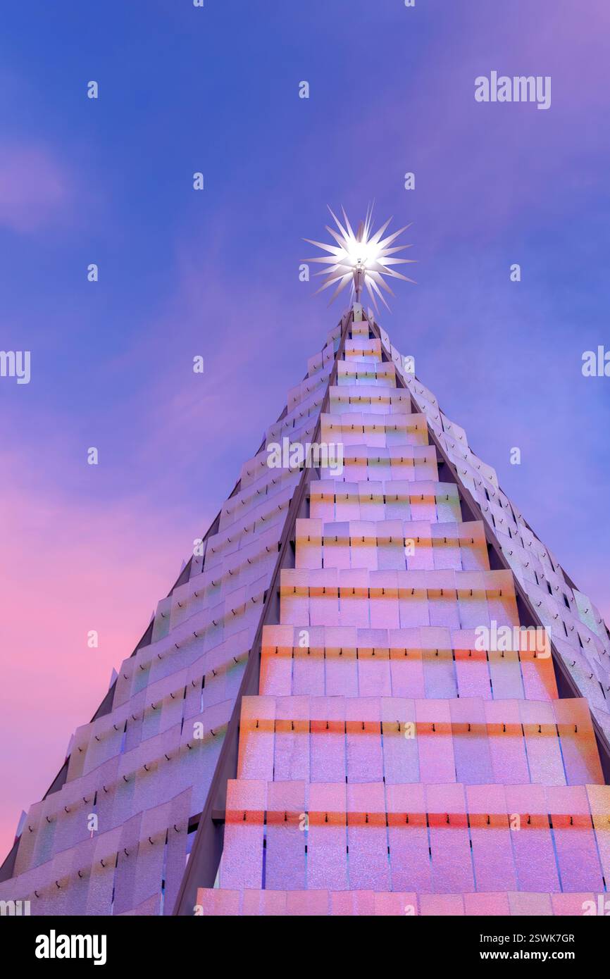 Moderner Weihnachtsbaum in der Abenddämmerung in San Diego, Kalifornien Stockfoto