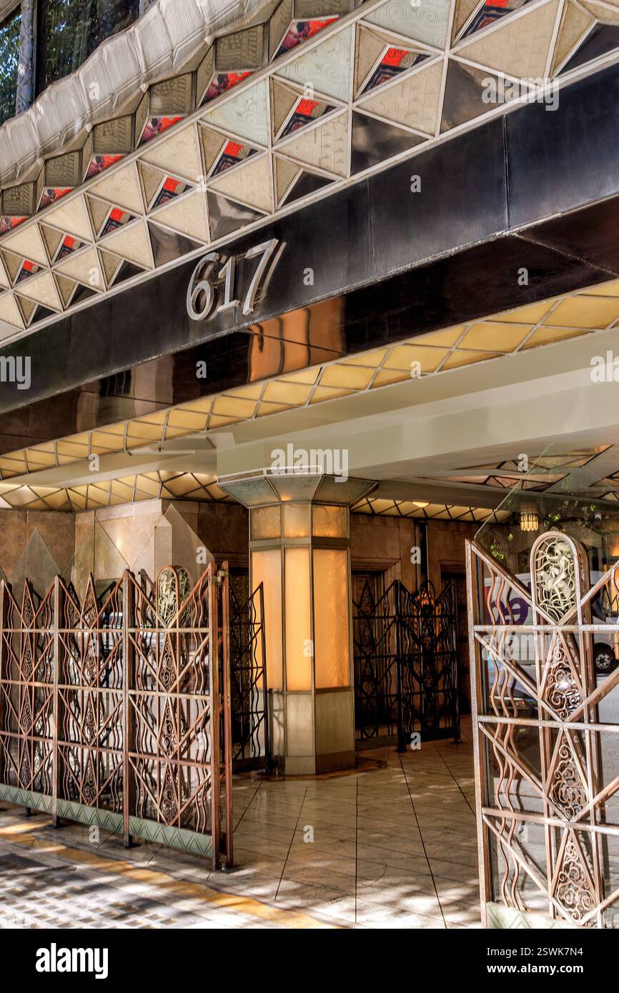 Eingang zum Oviatt-Gebäude in Los Angeles, Kalifornien Stockfoto