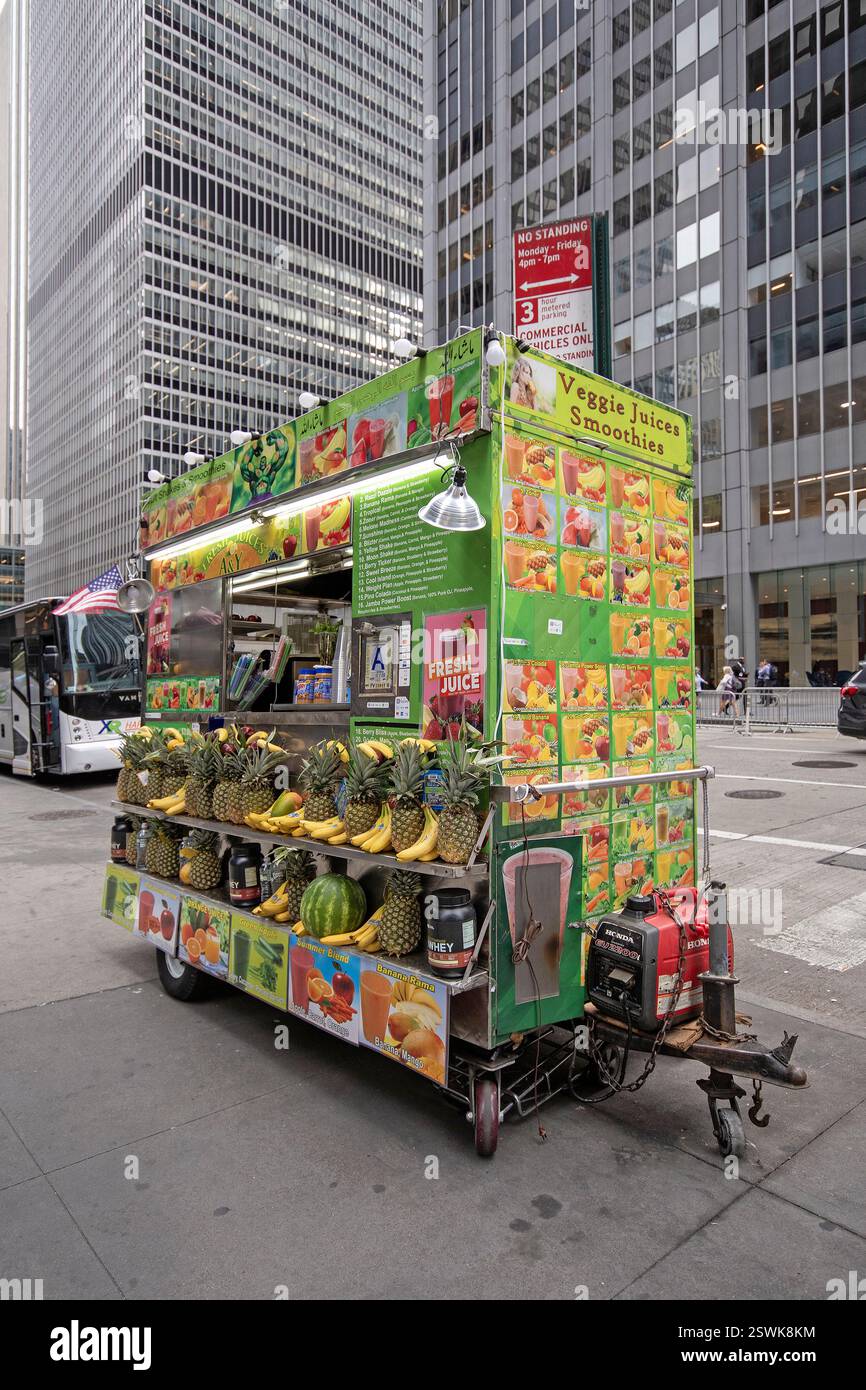 Kiosk mit frischen Frucht- und Veggie-Säften in Manhattan, New York City, USA Stockfoto
