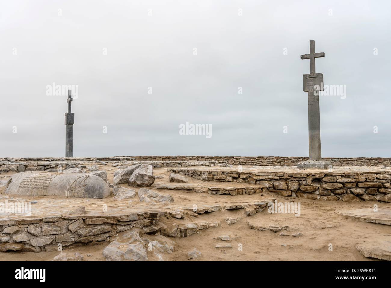 Stein kreuzt Denkmäler an der historischen Stätte, aufgenommen in hellen, bewölkten Licht des späten Frühlings am Cape Cross, Namibia, Afrika Stockfoto