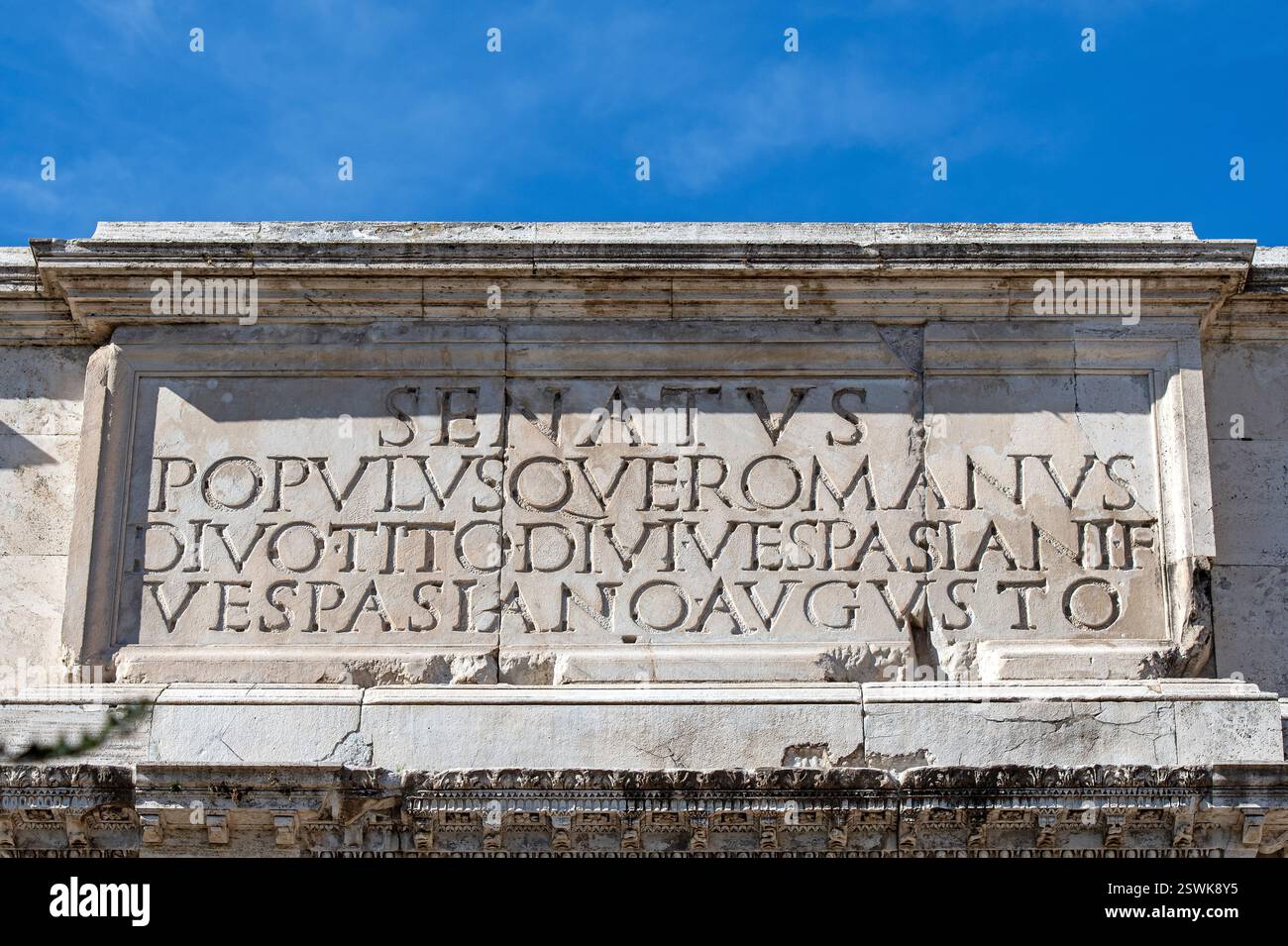 Inschrift auf der Spitze des Titusbogens (Arco di Tito), Palatino, Forum Romanum, Rom, Italien Stockfoto