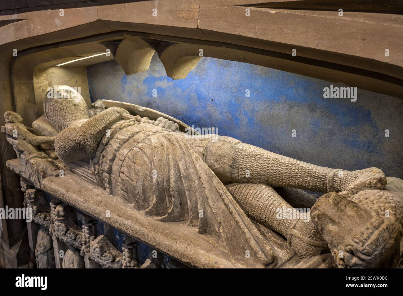 Mittelalterliches Denkmal eines Ritters. St. Andrews Church, Castle Combe. Stockfoto