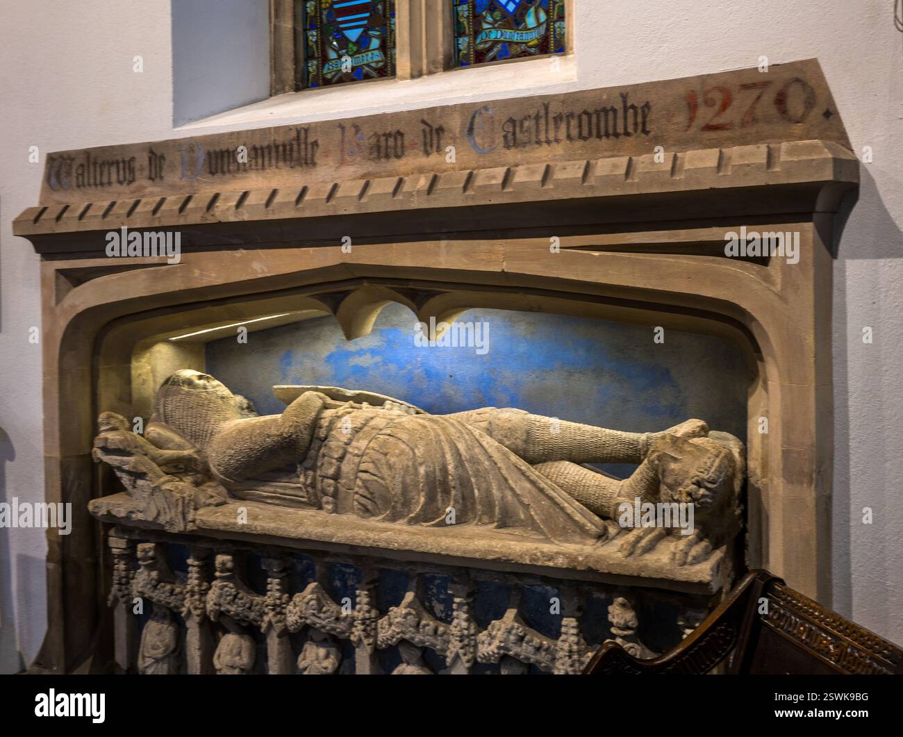 Mittelalterliches Denkmal eines Ritters. St. Andrews Church, Castle Combe. Stockfoto