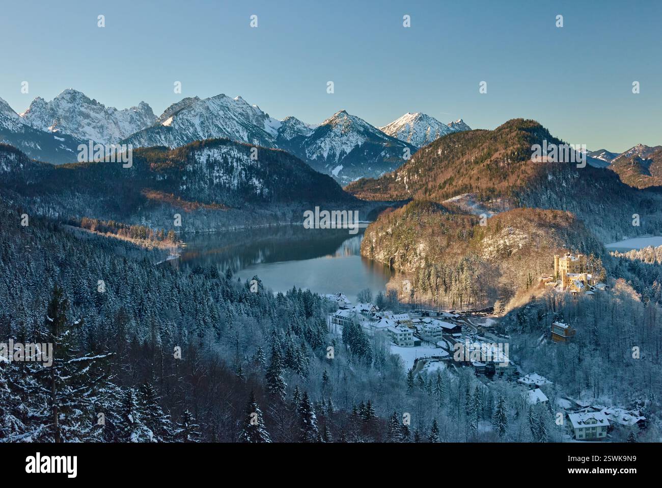 Ein atemberaubender Panoramablick fängt das Wesen einer märchenhaften Winterszene in den bayerischen Alpen ein. Ein weltberühmtes Schloss thront majestätisch auf einem Snow-C Stockfoto