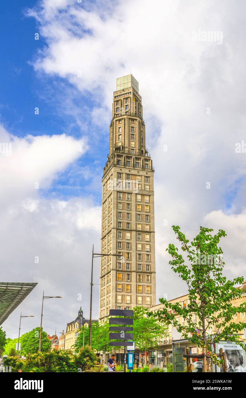Amiens, Frankreich, 3. Juli 2023: Führung durch das Perret-Hochhaus und die grünen Bäume im historischen Stadtzentrum mit blauem, bewölktem Himmel und vertikalem Blick Stockfoto