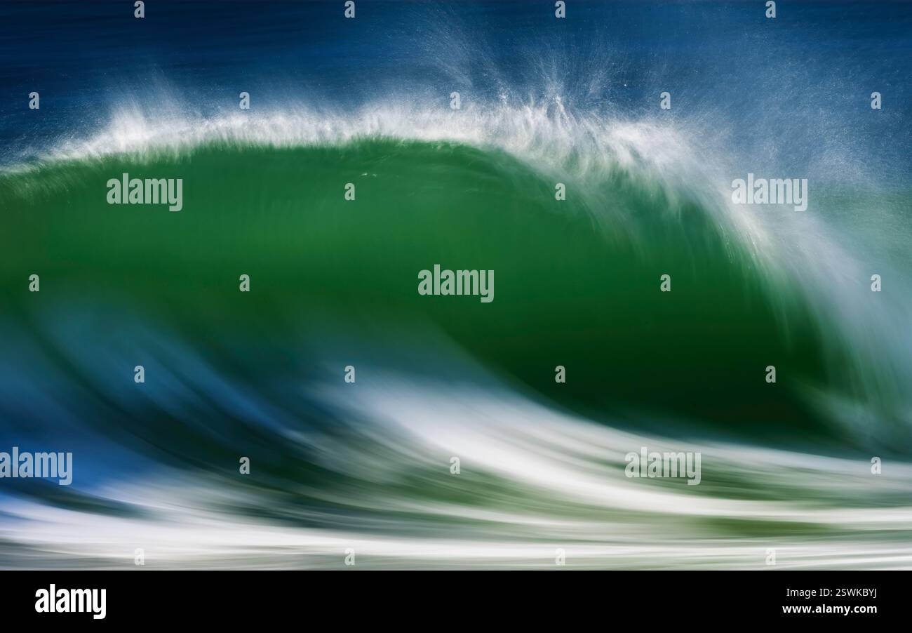 Eine mächtige Welle am Rodeo Beach, Marin Headlands, mit leuchtenden Grüntönen stürzt dramatisch zusammen und fängt die dynamische Energie des Ozeans ein. Die Bewegung Stockfoto