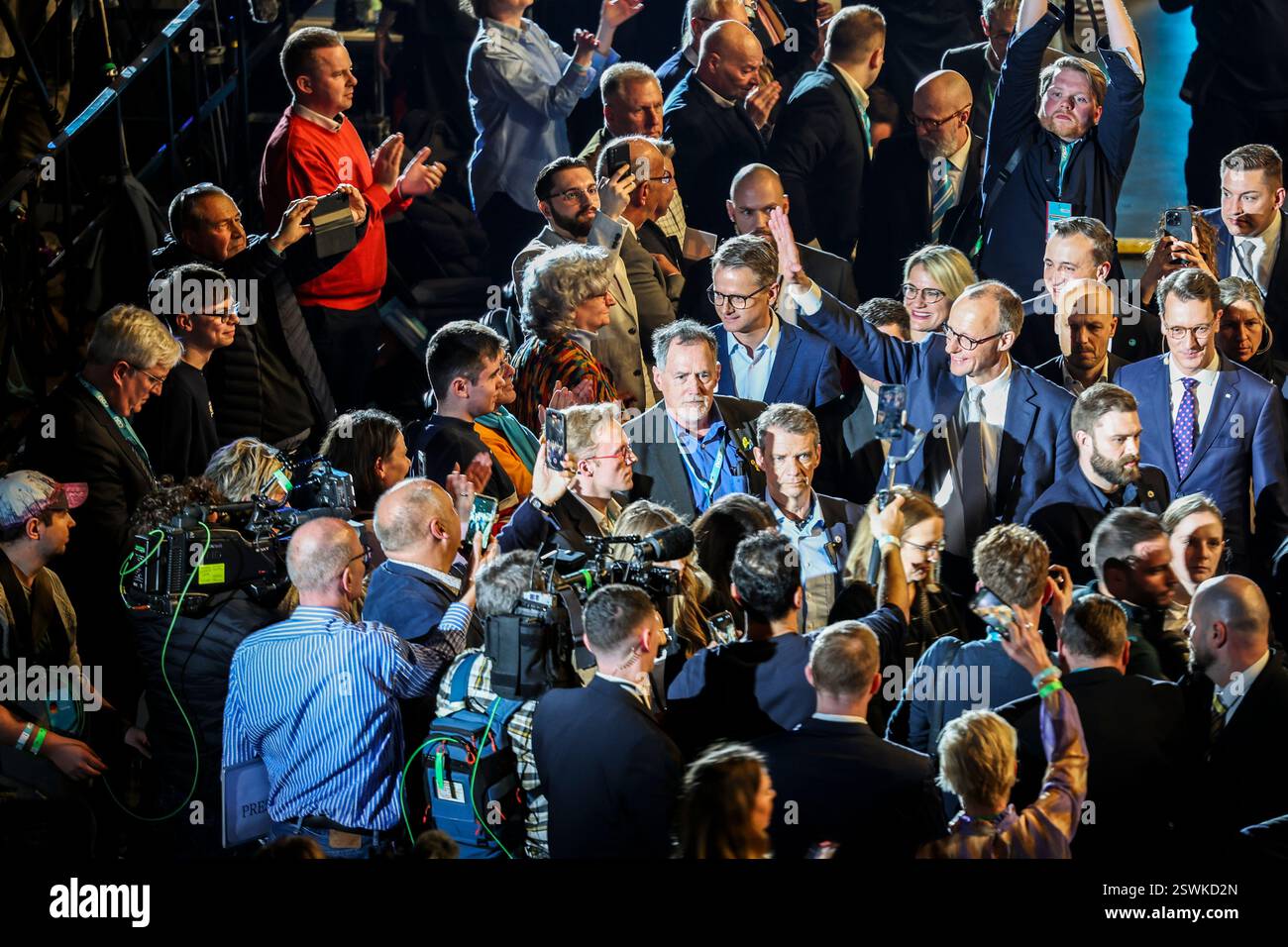Oberhausen, Deutschland. Februar 2025. Bundeskanzlerkandidat Friedrich Merz und NRW-Ministerpräsident Hendrik Wüst (CDU) marschieren in die Arena in Oberhausen. Credit: Christoph Reichwein/dpa/Alamy Live News Credit: dpa Picture Alliance/Alamy Live News Stockfoto