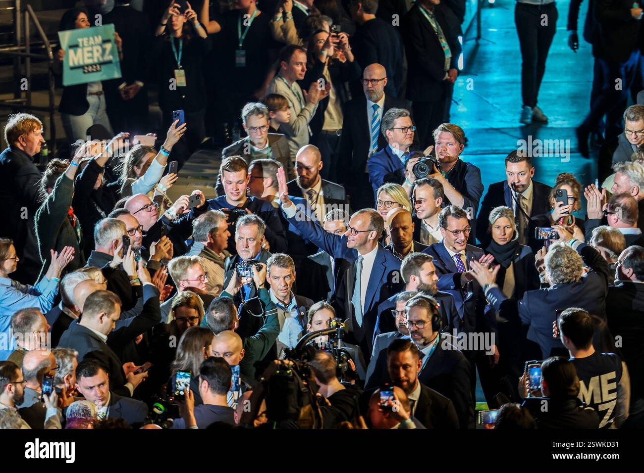 Oberhausen, Deutschland. Februar 2025. Bundeskanzlerkandidat Friedrich Merz und NRW-Ministerpräsident Hendrik Wüst (CDU) marschieren in die Arena in Oberhausen. Credit: Christoph Reichwein/dpa/Alamy Live News Credit: dpa Picture Alliance/Alamy Live News Stockfoto