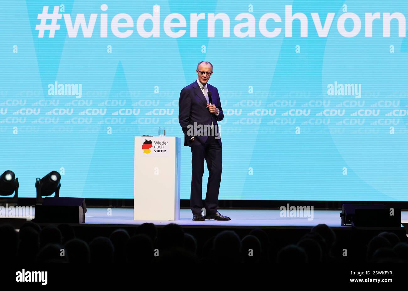 Oberhausen, Deutschland. Februar 2025. Friedrich Merz, CDU-Bundesvorsitzender und CDU-Kanzlerkandidat, spricht auf der Bühne einer CDU-Wahlkampfveranstaltung in der Rudolf-Weber-Arena. Die Wörter '#wiedernachvorn' können im Hintergrund gelesen werden. Credit: Rolf Vennenbernd/dpa/Alamy Live News Credit: dpa Picture Alliance/Alamy Live News Stockfoto