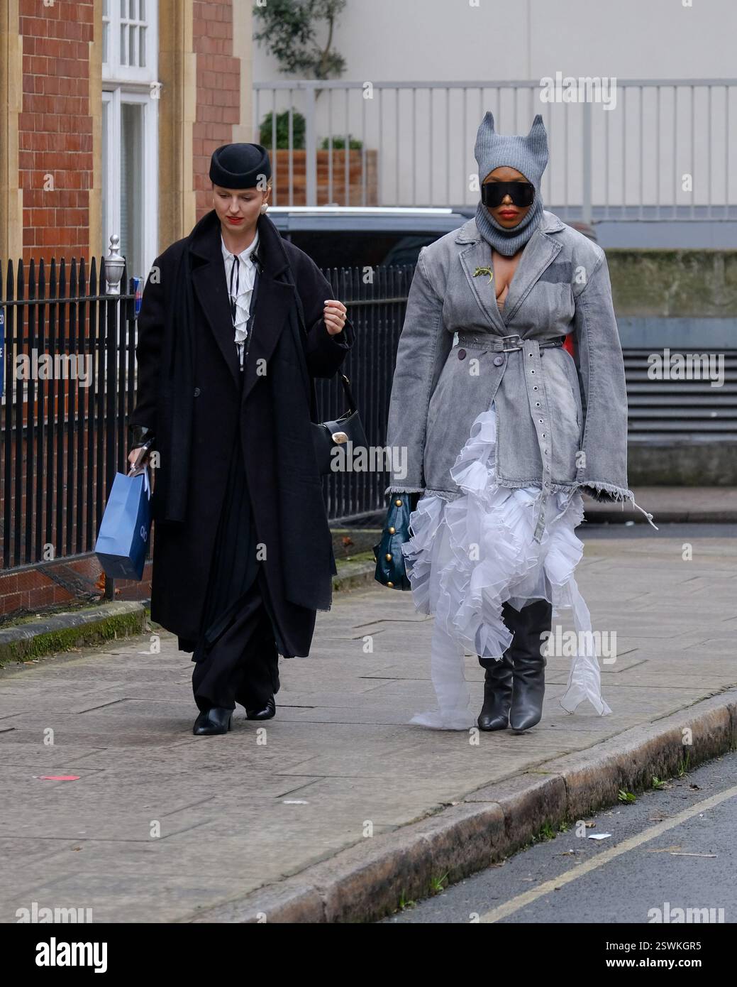 London, Großbritannien. Februar 2025. Gäste kommen und verlassen Shows und Präsentationen am 2. Tag der London Fashion Week, während Designer AW25-Kollektionen präsentieren. Quelle: Eleventh Photography/Alamy Live News Stockfoto
