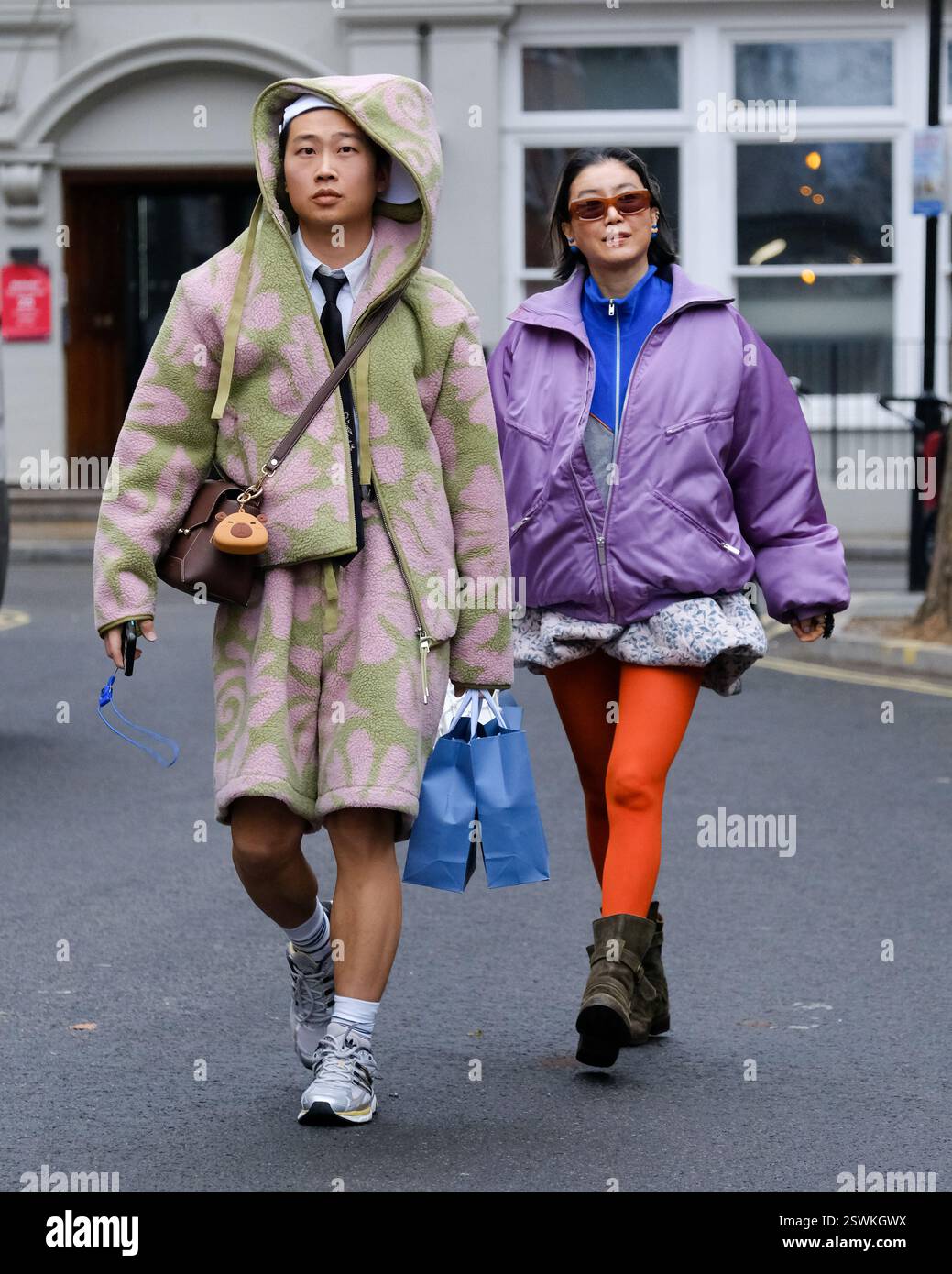 London, Großbritannien. Februar 2025. Gäste kommen und verlassen Shows und Präsentationen am 2. Tag der London Fashion Week, während Designer AW25-Kollektionen präsentieren. Quelle: Eleventh Photography/Alamy Live News Stockfoto
