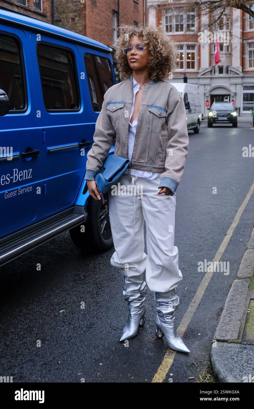 London, Großbritannien. Februar 2025. Gäste kommen und verlassen Shows und Präsentationen am 2. Tag der London Fashion Week, während Designer AW25-Kollektionen präsentieren. Quelle: Eleventh Photography/Alamy Live News Stockfoto