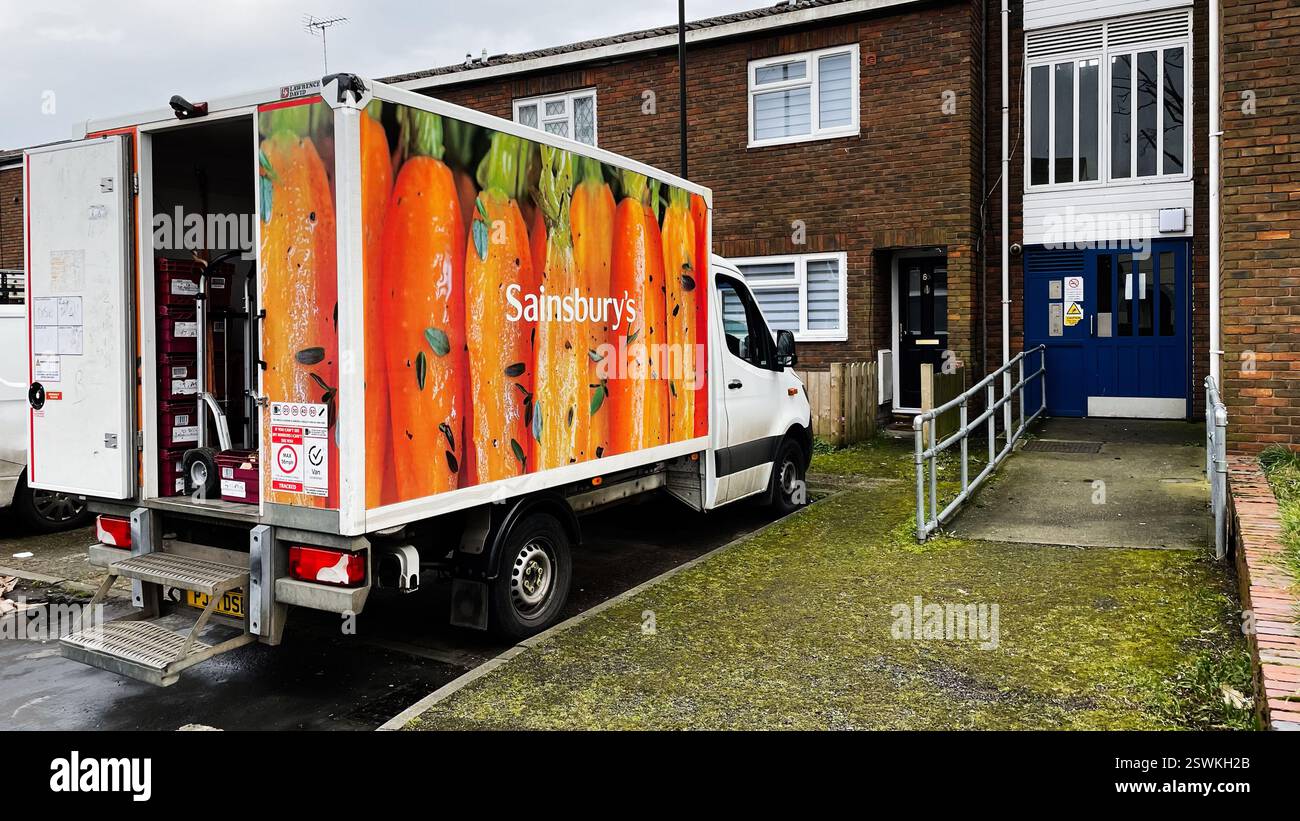 London, Großbritannien - 21. Februar 2025: Sainsbury's parkte vor dem Wohngebäude in Enfield, London, Großbritannien Stockfoto