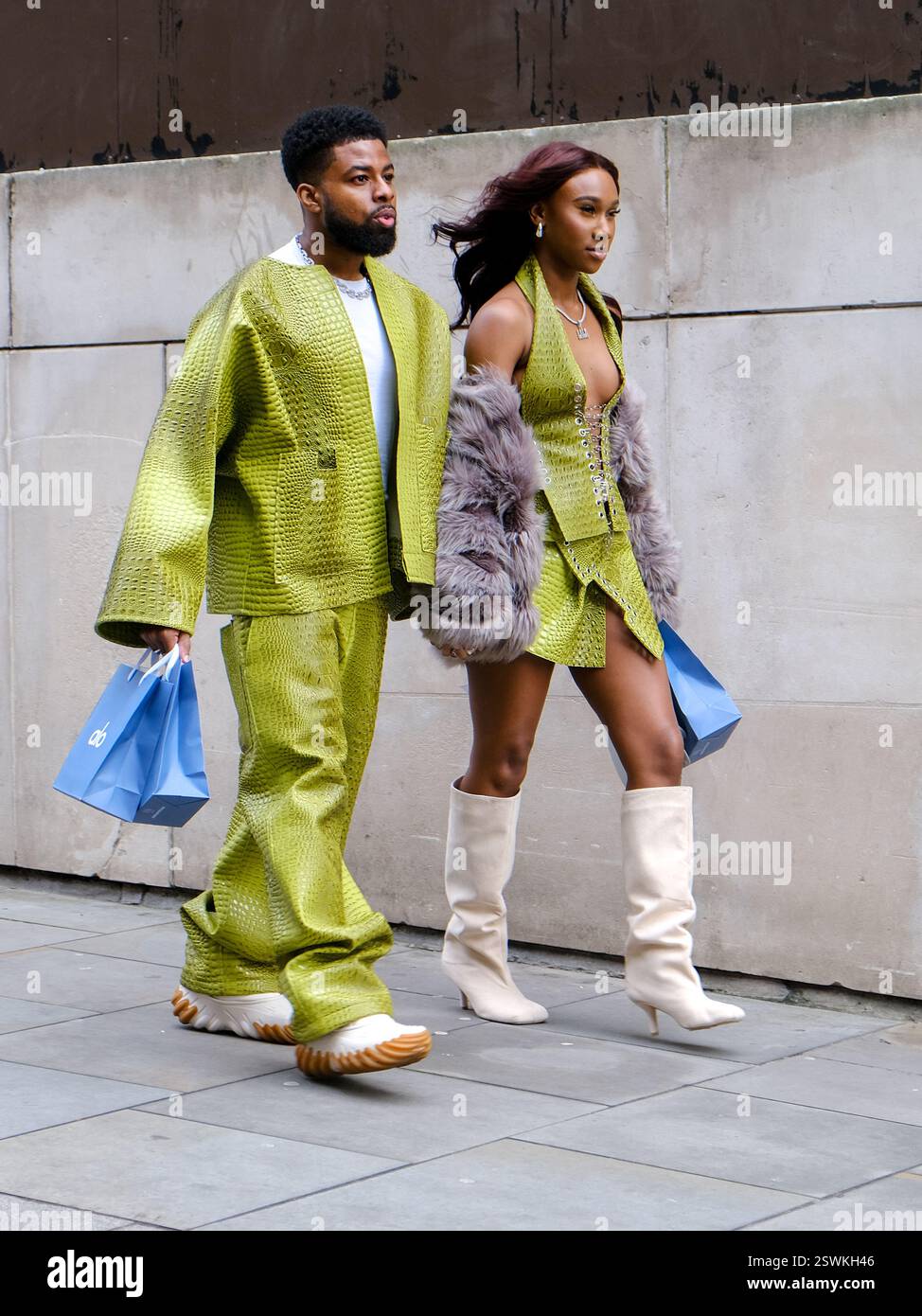 London, Großbritannien. Februar 2025. Gäste kommen und verlassen Shows und Präsentationen am 2. Tag der London Fashion Week, während Designer AW25-Kollektionen präsentieren. Quelle: Eleventh Photography/Alamy Live News Stockfoto