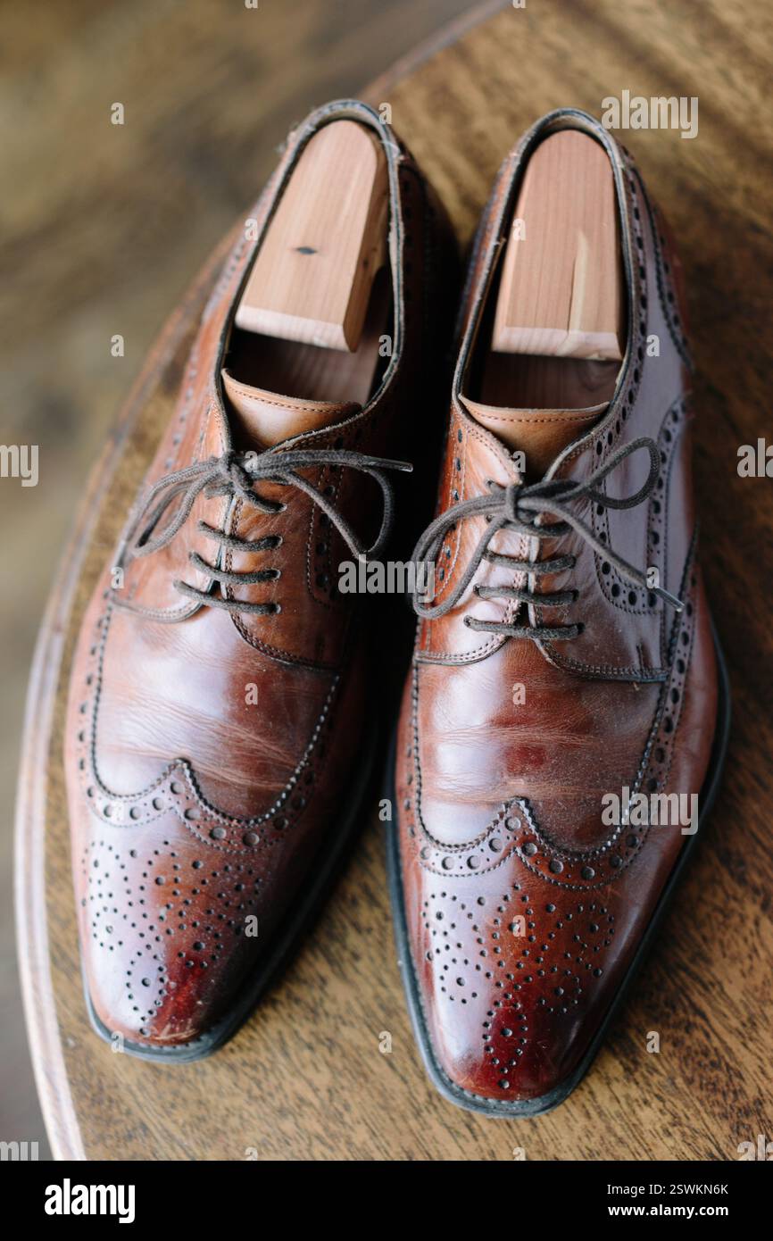 Braune Lederschuhe mit detaillierten Nähten und Holzschuhen sind ein stilvolles Schuhwerk. Stockfoto