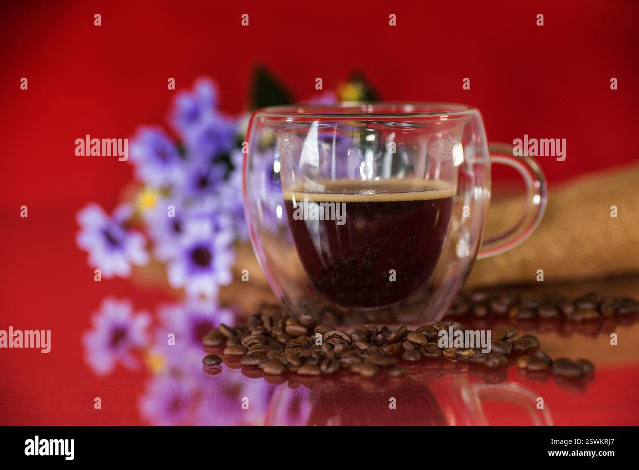 Aromatischer Espresso in einer stilvollen Glasschale. Stockfoto
