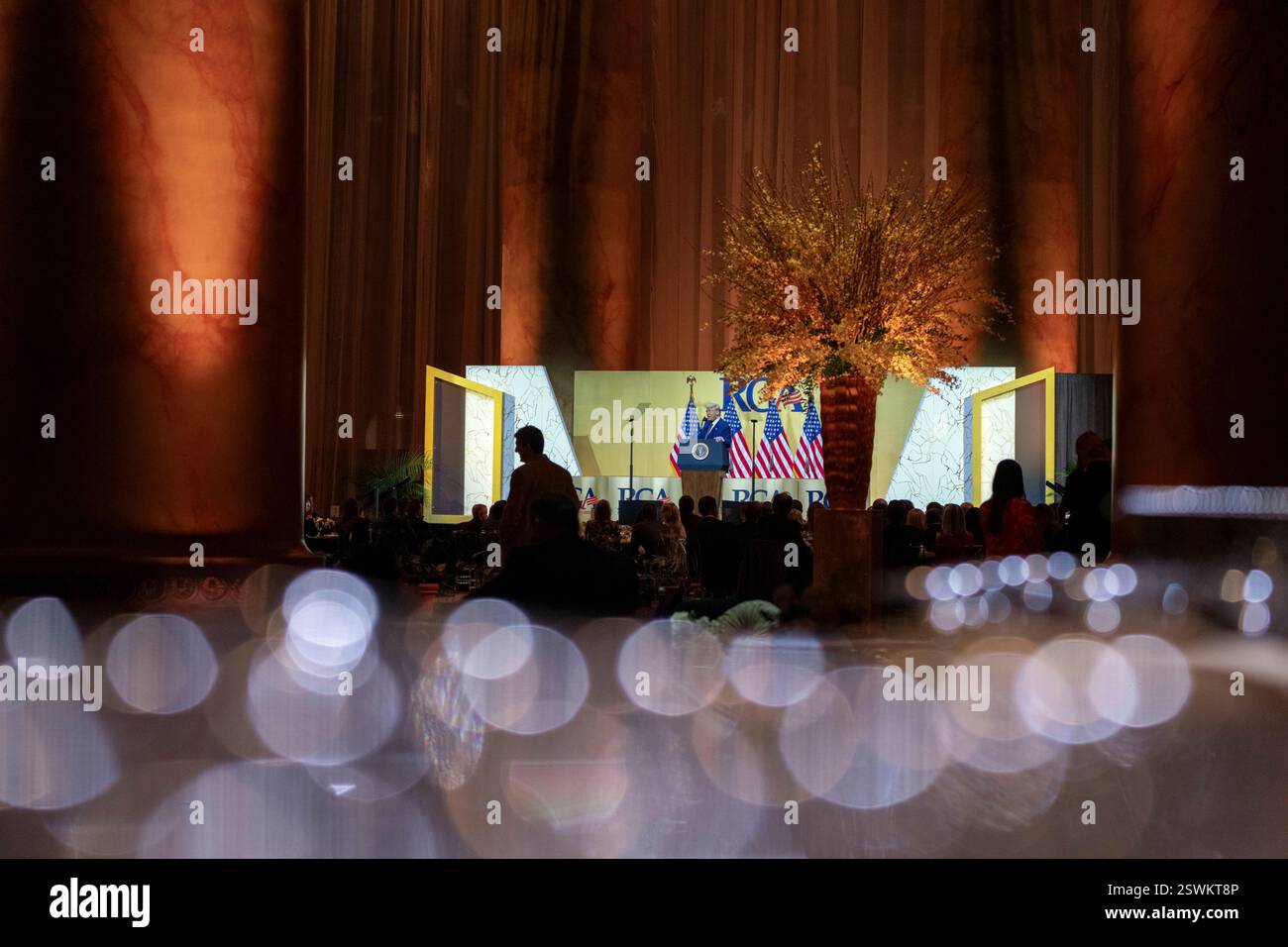 Washington, Usa. Februar 2025. U. US-Präsident Donald Trump, spricht vor der Republican Governors Association im National Building Museum, 20. Februar 2025 in Washington, DC Credit: Gabriel Kotico/White House Photo/Alamy Live News Stockfoto