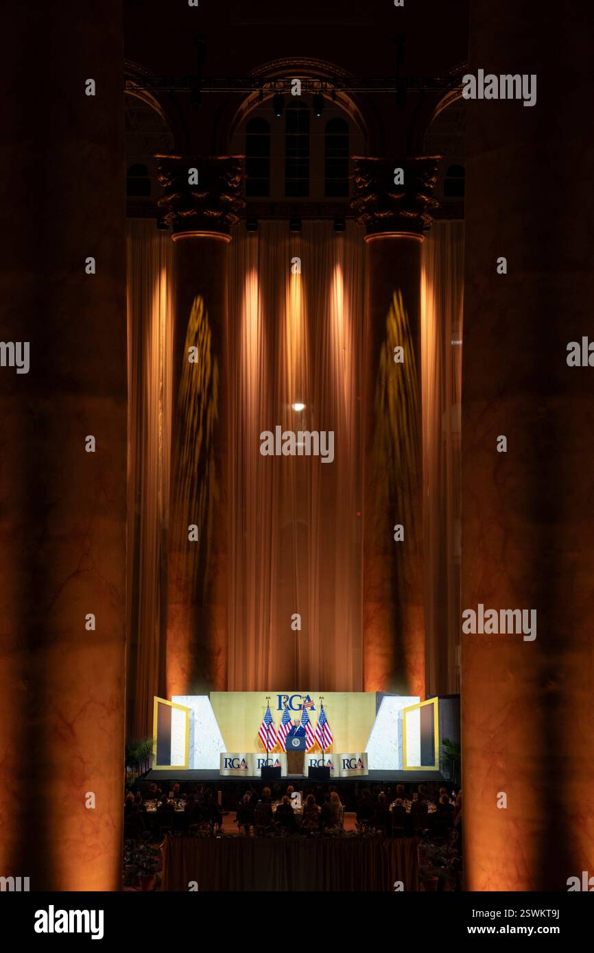 Washington, Usa. Februar 2025. U. US-Präsident Donald Trump, spricht vor der Republican Governors Association im National Building Museum, 20. Februar 2025 in Washington, DC Credit: Gabriel Kotico/White House Photo/Alamy Live News Stockfoto