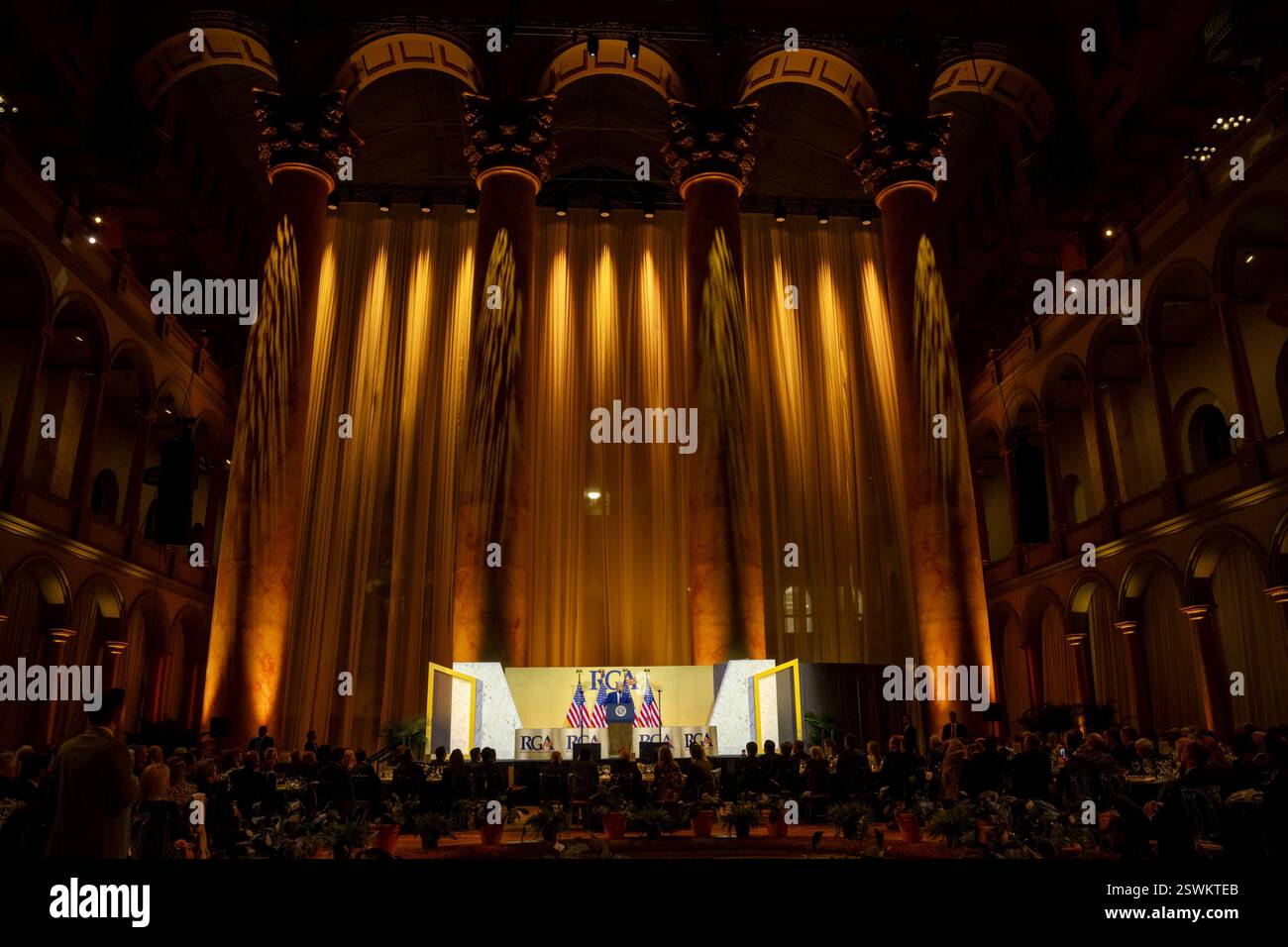 Washington, Usa. Februar 2025. U. US-Präsident Donald Trump, spricht vor der Republican Governors Association im National Building Museum, 20. Februar 2025 in Washington, DC Credit: Molly Riley/White House Photo/Alamy Live News Stockfoto