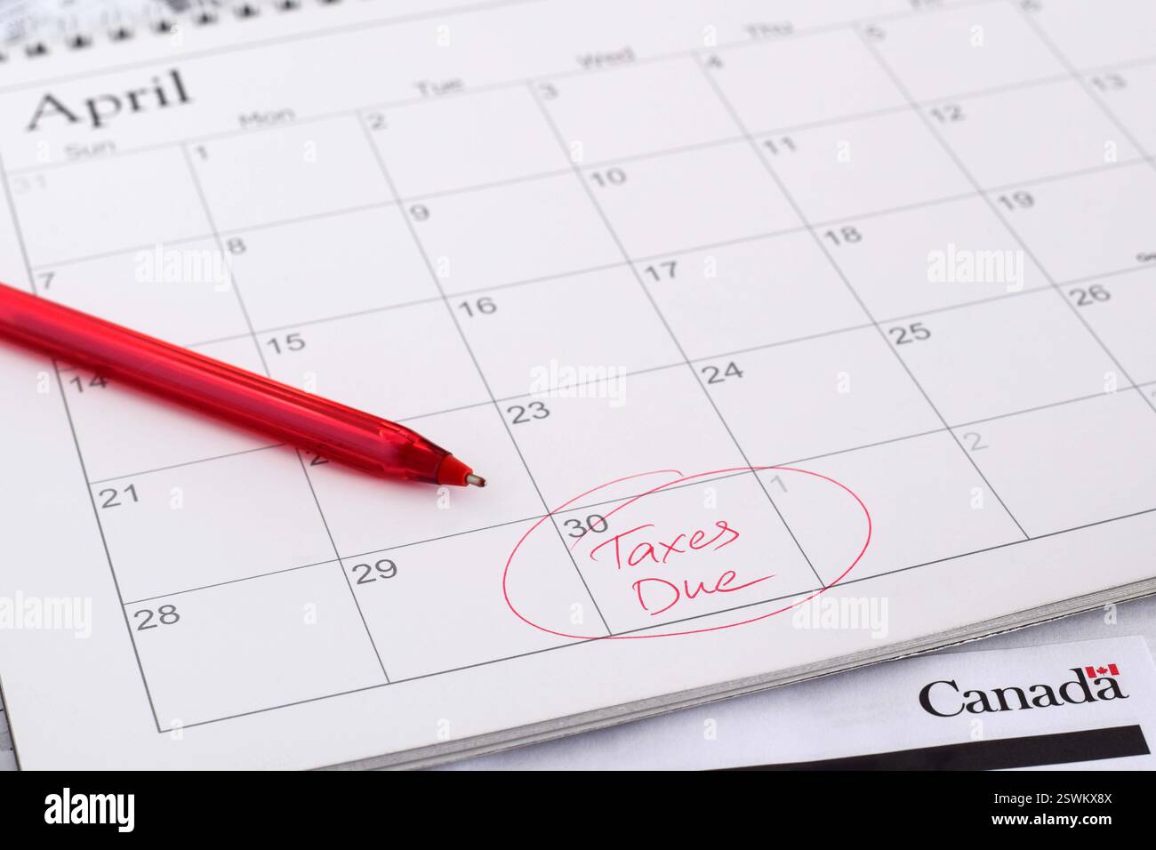 Kalender mit eingekreistem Datum vom April 30 mit Worten Steuern an die kanadische Steuerbehörde Stockfoto