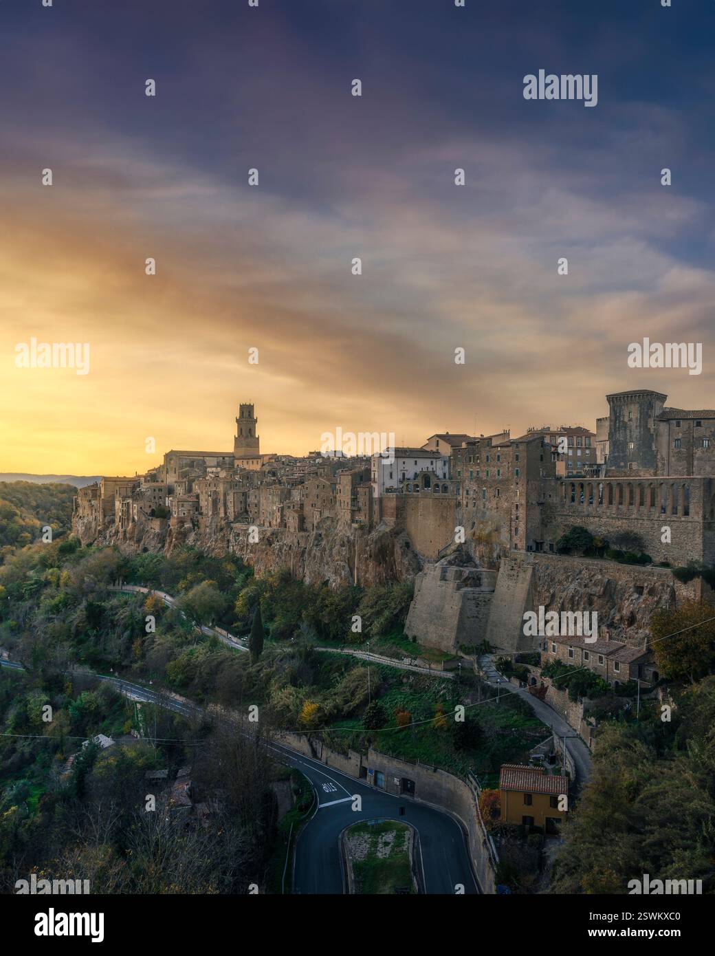 Das historische Dorf Pitigliano, das auf Tufffelsen gebaut wurde. Ein wunderschöner Blick auf das Dorf bei Sonnenuntergang Maremma, Grosseto Provinz, Toskana Region, Italien Stockfoto