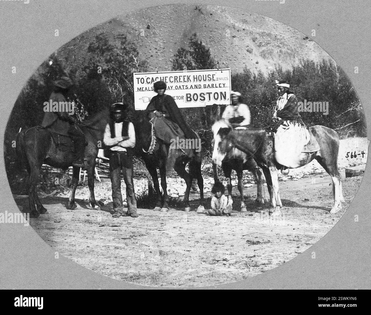 Archivfoto von Mitgliedern der Bonaparte Indian Band zu Pferd, 2 miles.from Cache Creek, British Columbia, Kanada. Stockfoto