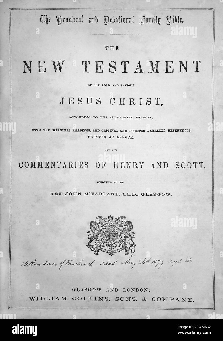 Titelseite des Neuen Testaments im Antiken 19. Jahrhundert die praktische und hingebungsvolle Familienbibel mit Kommentaren von Henry und Scott, die von t Stockfoto