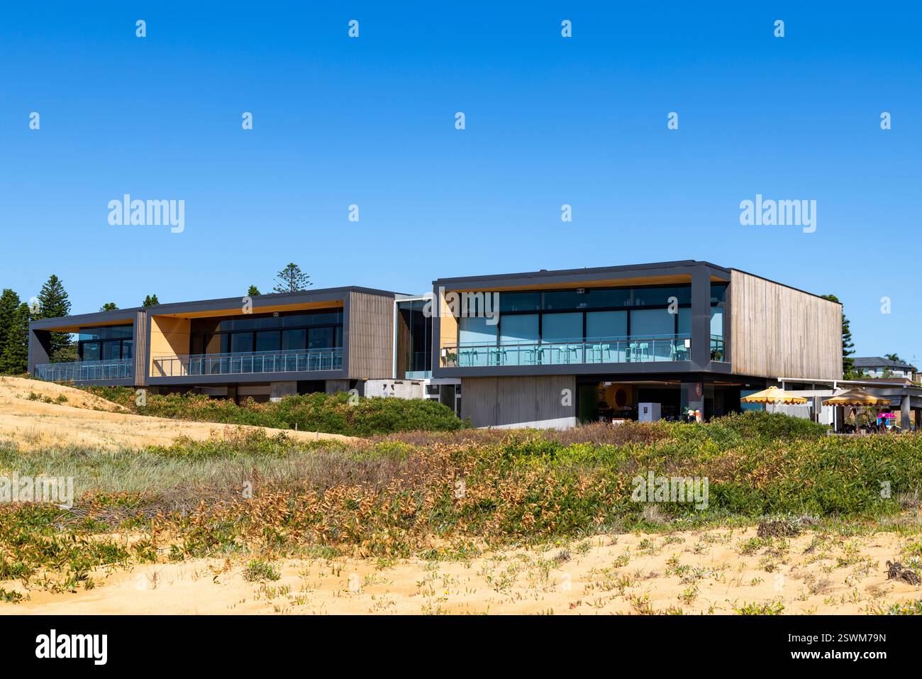 Mona Vale Surf, lebensrettendes Clubgebäude und Gemeinschaftsraum, Mona Vale Beach, Sydney, NSW, Australien Sommer 2025 Stockfoto