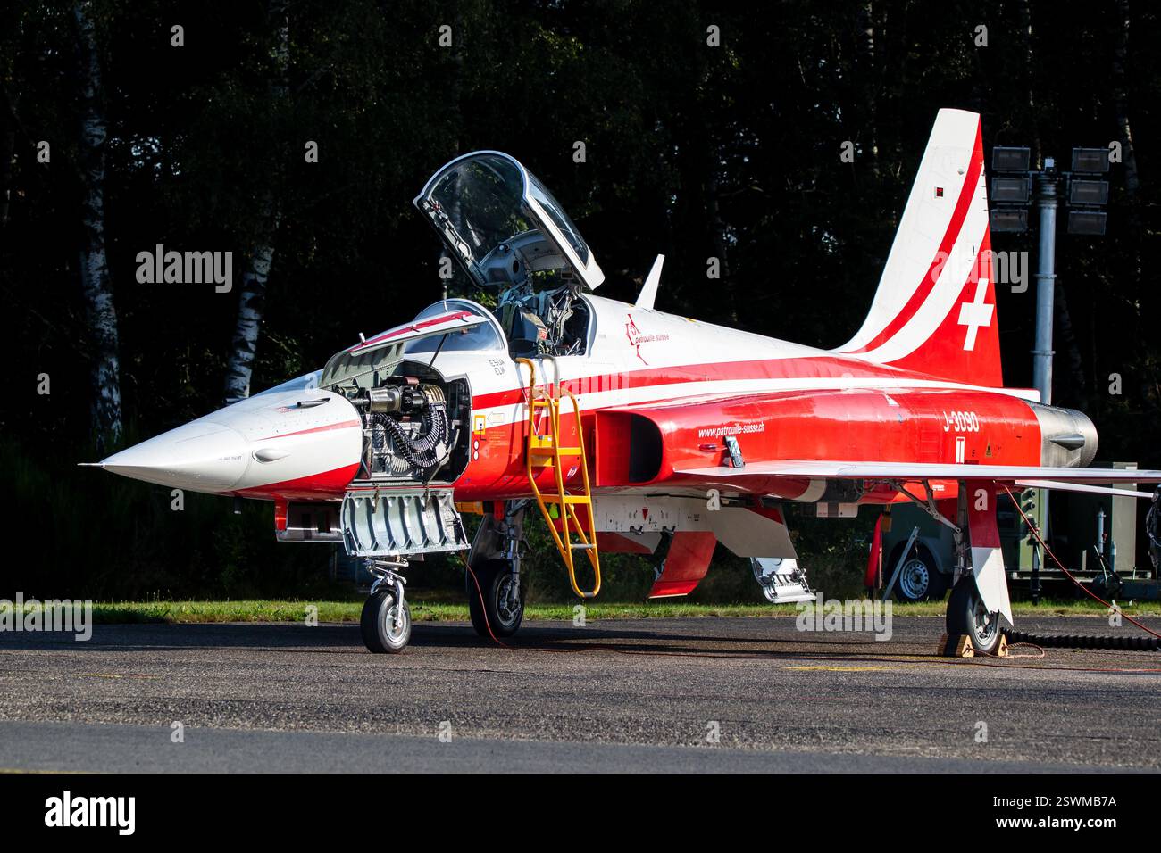 Northrop F-5E Tiger II Jet von Patrouille Suisse mit geöffnetem M39A2 Kanonenfeld auf der Asphaltfläche des Luftwaffenstützpunktes kleine-Brogel. Peer, Belgien - 13. September Stockfoto