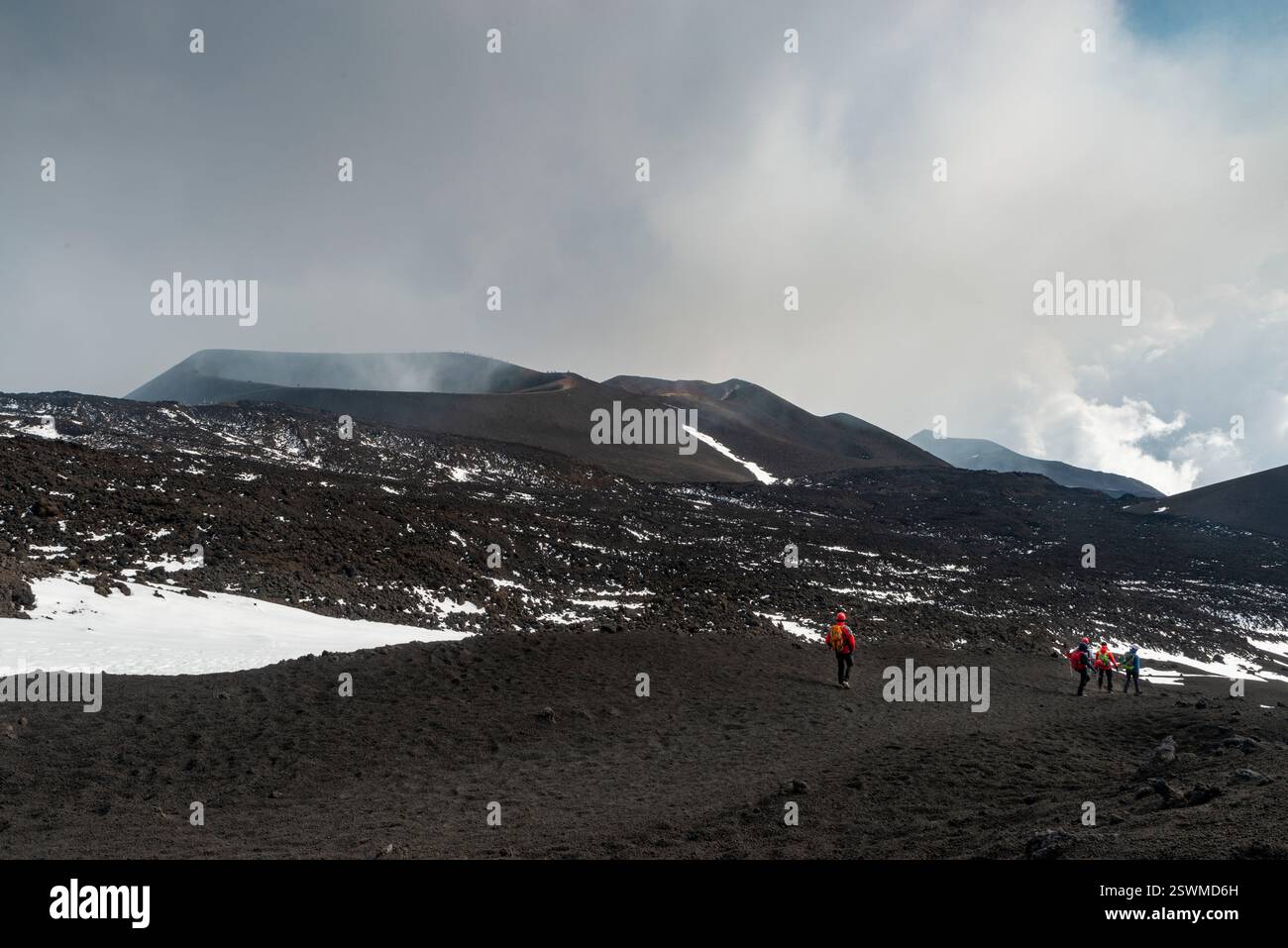 Besuchen Sie den Vulkan Ätna über dem Gipfel Stockfoto
