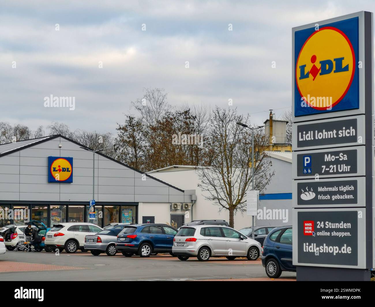 Neuwied, Deutschland - 14. November 2021: Fassade eines LIDL-Ladens mit Autos auf dem Parkplatz davor Stockfoto