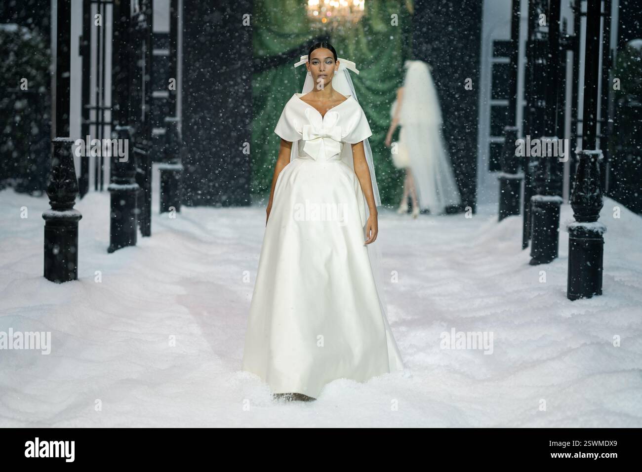 LONDON, ENGLAND - 21. FEBRUAR: Model während der Richard Quinn Show während der London Fashion Week Februar 2025 in der Lindley Hall am 21. Februar 2025 in London. (Foto: Lounisphotography / Alamy News Stockfoto