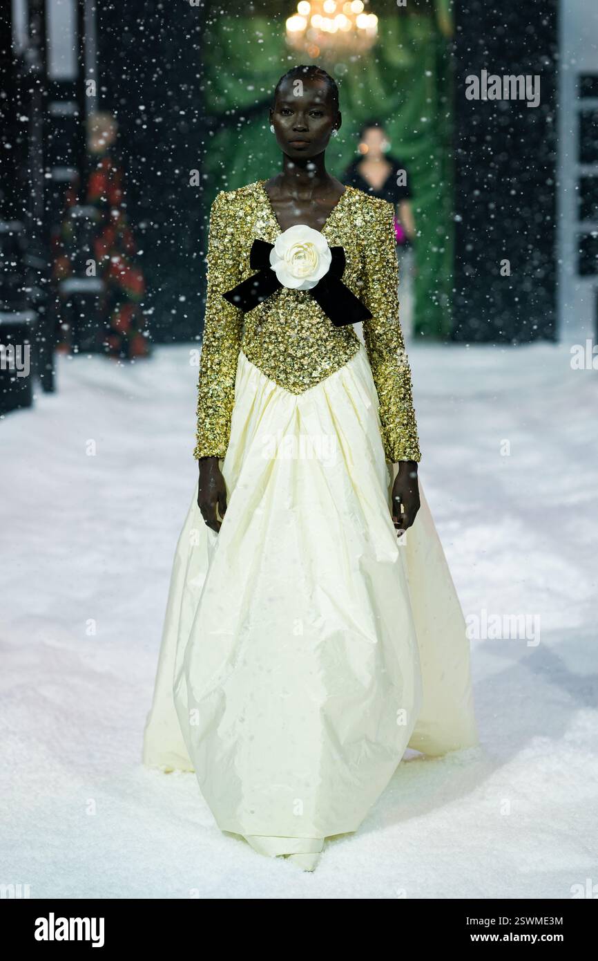 LONDON, ENGLAND - 21. FEBRUAR: Model während der Richard Quinn Show während der London Fashion Week Februar 2025 in der Lindley Hall am 21. Februar 2025 in London. (Foto: Lounisphotography / Alamy News Stockfoto