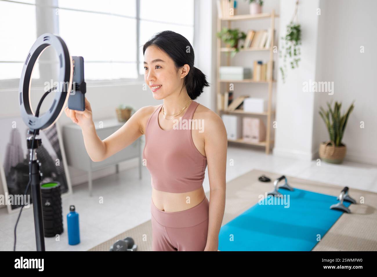 Junger sportlicher Fitnesstrainer Streaming-Trainingskurs zu Hause Stockfoto