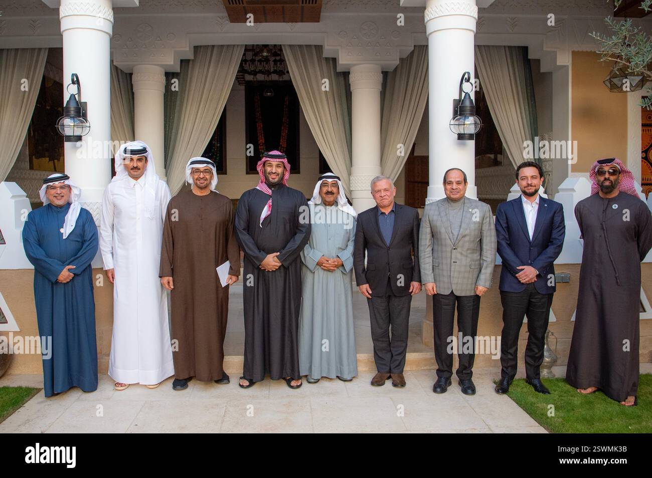 (250221) -- RIAD, 21. Februar 2025 (Xinhua) -- arabische Führer posieren für ein Gruppenfoto während eines Treffens in Riad, Saudi-Arabien, am 21. Februar 2025. Die Führer Ägyptens, Jordaniens, Saudi-Arabiens, der Vereinigten Arabischen Emirate (VAE), Katars, Kuwaits und Bahrains trafen sich am Freitag in Riad, um die Palästinenserfrage und die Entwicklungen im Gazastreifen zu erörtern, berichtete die offizielle Saudi-Arabische Presseagentur (SPA). (Saudische Presseagentur/Handout via Xinhua) Stockfoto