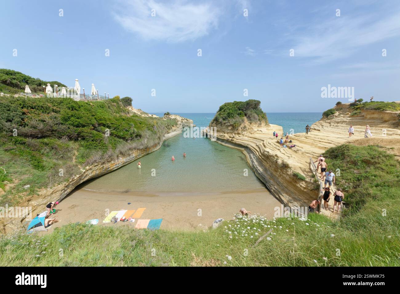 Verwitterter Sandstein Landzunge und Klippen am Kanali Tou Erota Beach, Sidari, Korfu, Griechenland, Mai. Stockfoto
