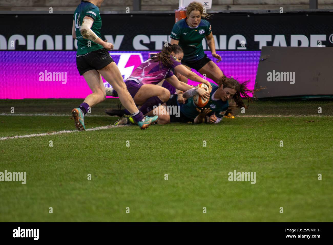 London, UK, 21. Februar 2025 Rosie Inman, der Trailfinderflügel der Ealing, geht im Cinch Stadium, Northampton, UK, gegen Loughborough Lightning, Premiership Women’s Rugby. Alex Williams / Alamy Live News Stockfoto