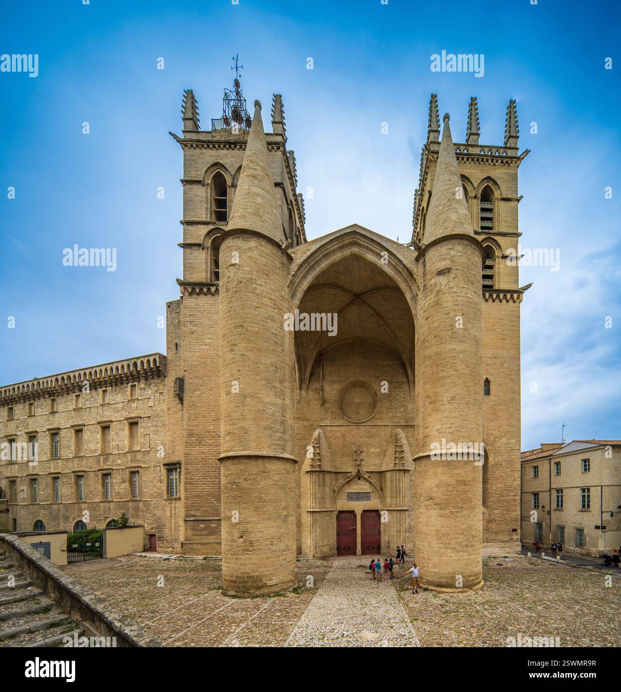 Montpellier, Frankreich, 18. August 2022, Besucher bewundern die beeindruckende Fassade der cathédrale Saint-Pierre, ein historisches Wahrzeichen in Montpellier, Okzitanien, Franc Stockfoto