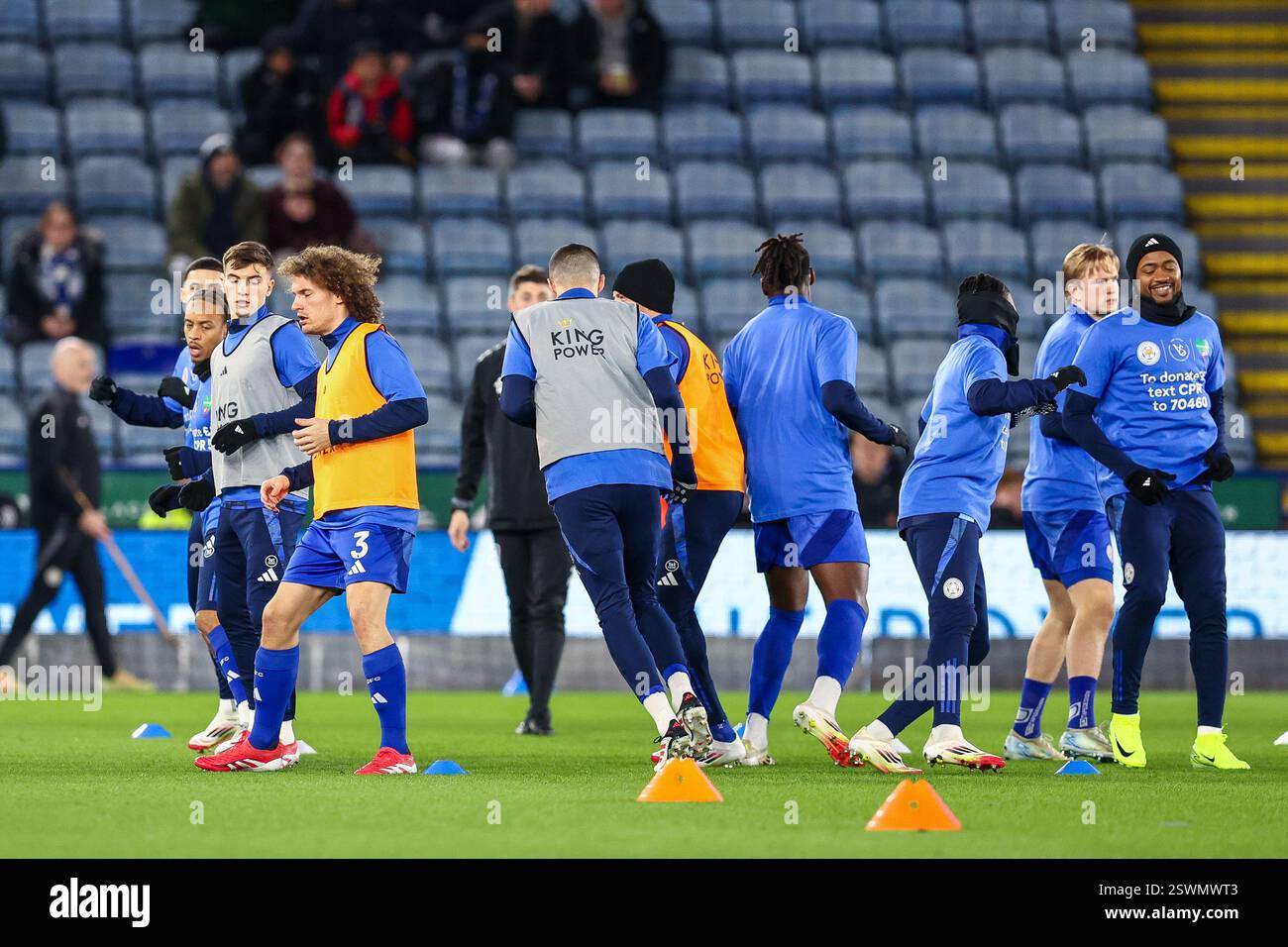 Leicester City Spieler beim warm Up während des Premier League-Spiels zwischen Leicester City und Brentford im King Power Stadium, Leicester, am Freitag, den 21. Februar 2025. (Foto: Stuart Leggett | MI News) Credit: MI News & Sport /Alamy Live News Stockfoto