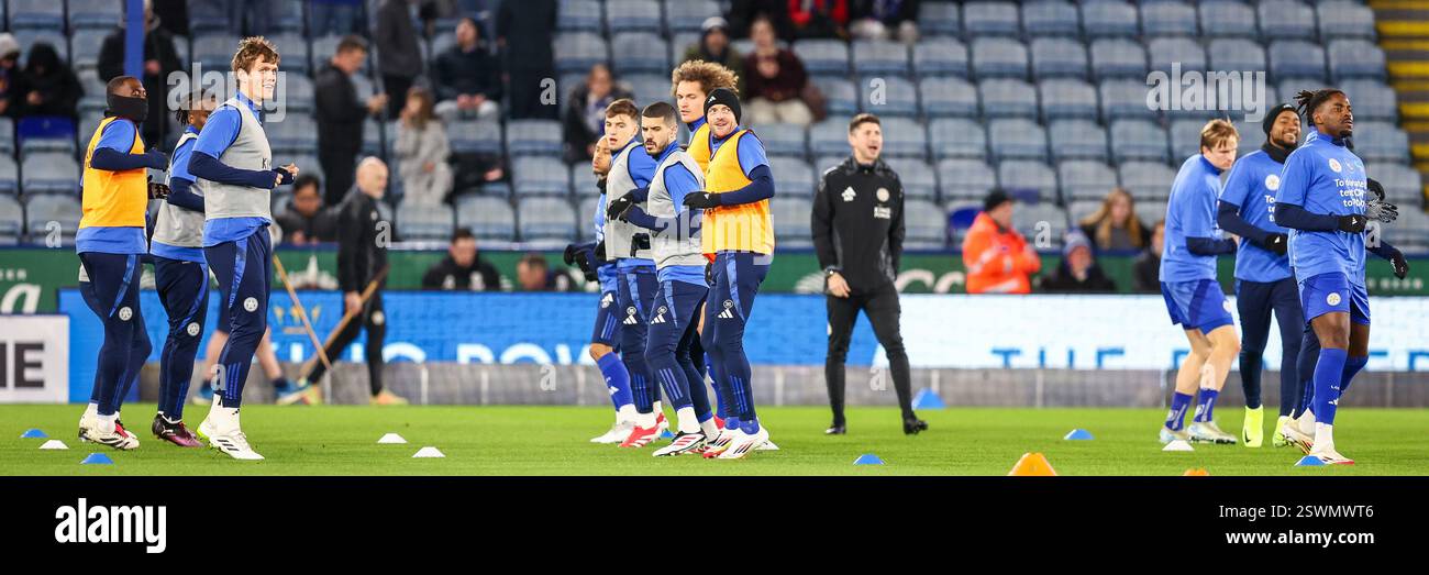 Leicester City Spieler beim warm Up während des Premier League-Spiels zwischen Leicester City und Brentford im King Power Stadium, Leicester, am Freitag, den 21. Februar 2025. (Foto: Stuart Leggett | MI News) Credit: MI News & Sport /Alamy Live News Stockfoto