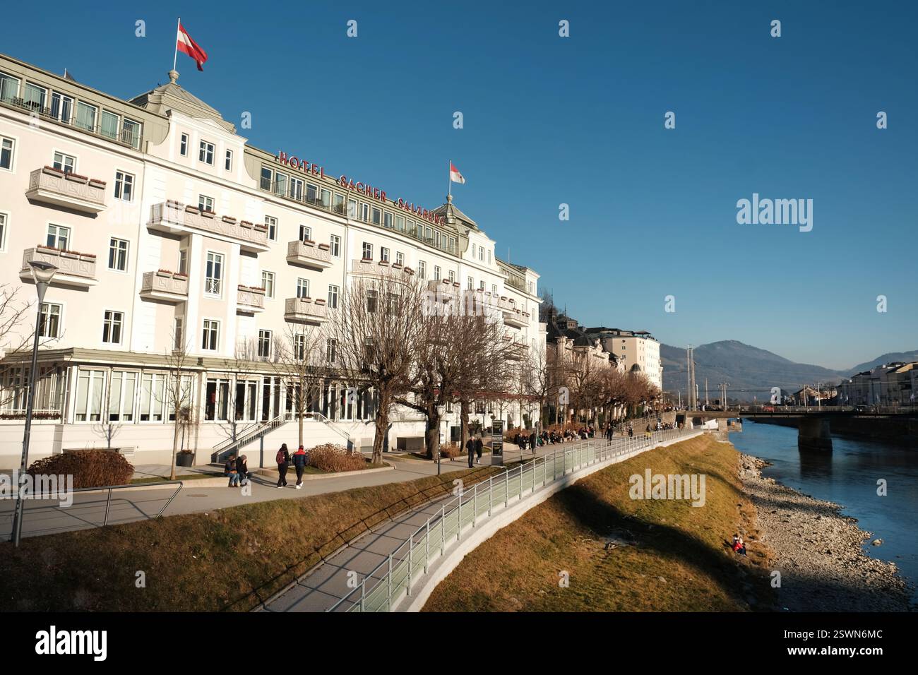 Hotel Sacher Salzburg im Herzen der Stadt am Ufer der Salzach in der historischen Altstadt von Salzburg, Österreich. Stockfoto
