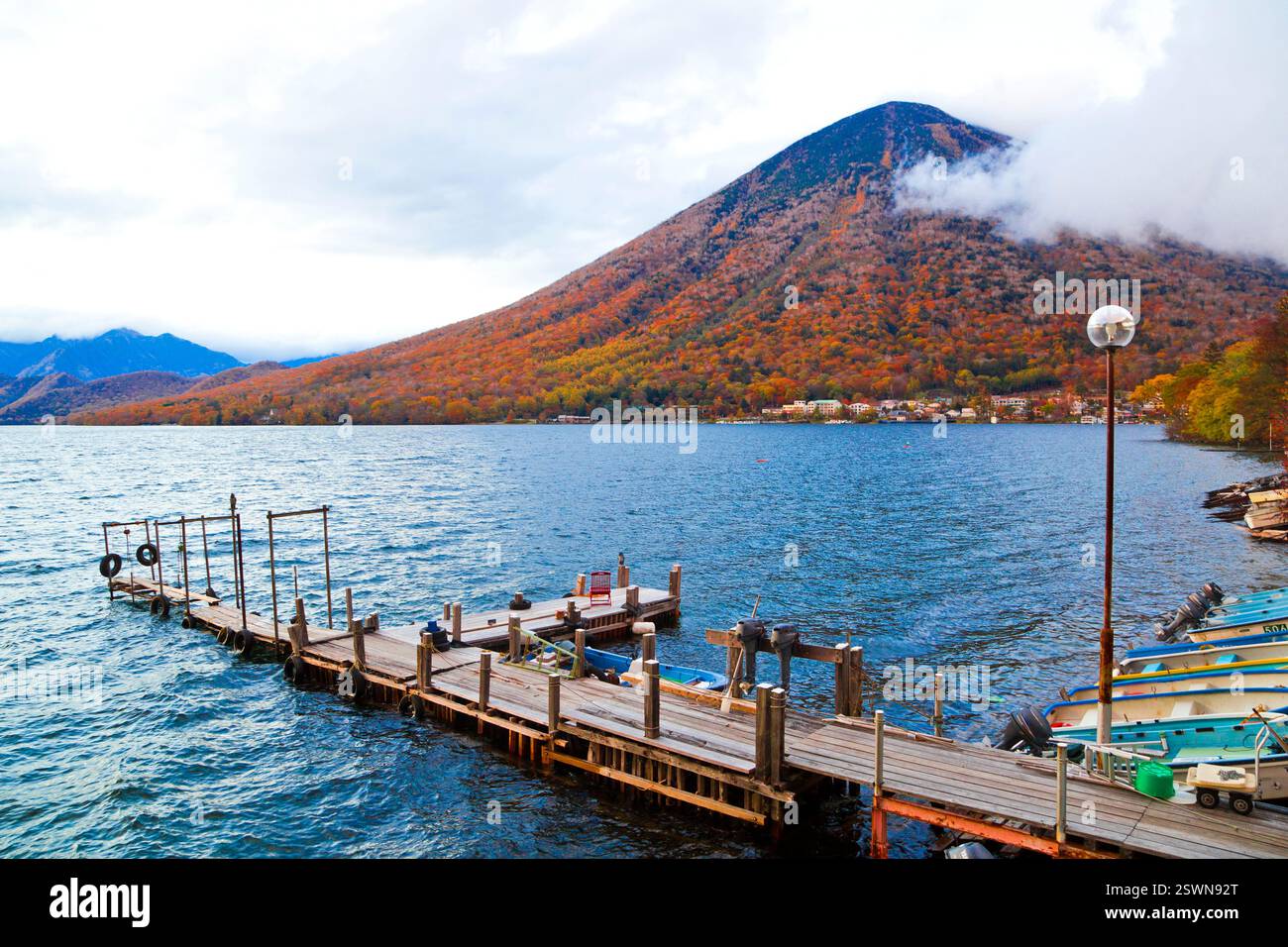 Lake Chuzenji und Mt. Nantai im Herbst, Nikko, Präfektur Tochigi, Kanto, Japan. Stockfoto
