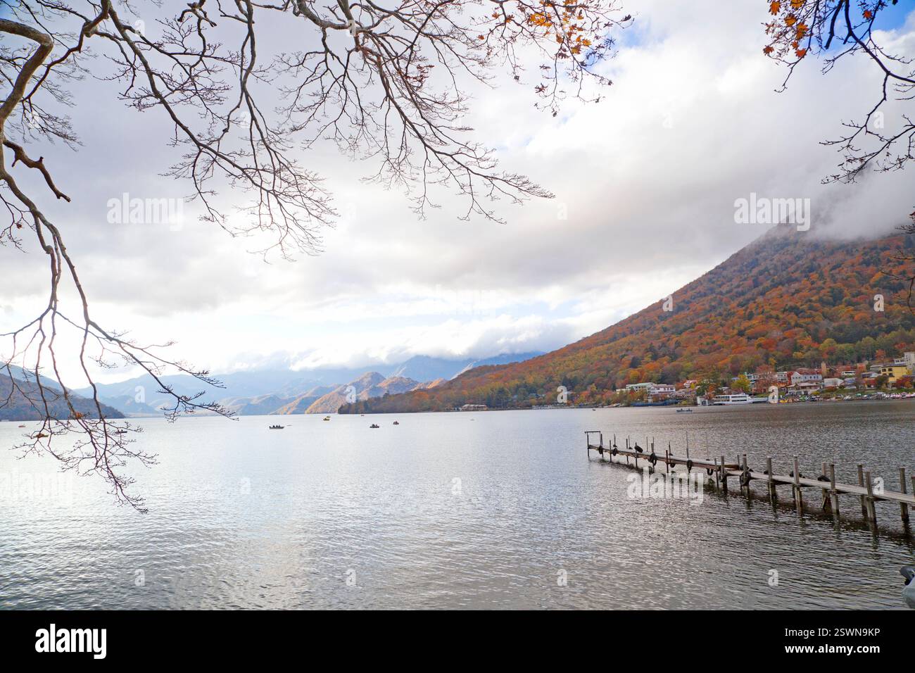 Lake Chuzenji und Mt. Nantai im Herbst, Nikko, Präfektur Tochigi, Kanto, Japan. Stockfoto