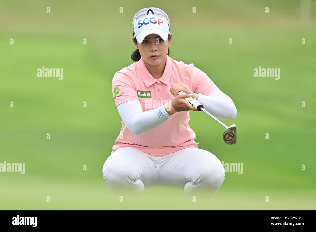 Moriya Jutanugarn landet in der zweiten Runde des LPGA Honda Thailand Golfturniers auf dem 1. Grün. Stockfoto